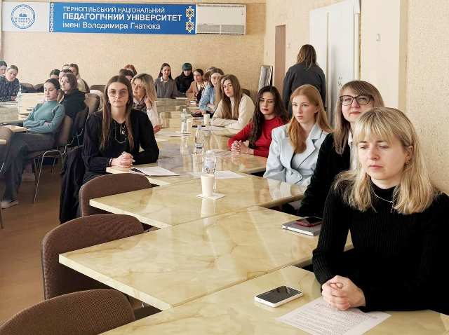 Учасники конференції - студенти та викладачі під час пленарного засідання